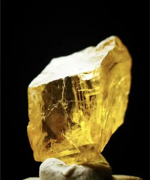 Citrine: The Gemstone of Wealth and Prosperity – Exploring Its Properties and Feng Shui Benefits