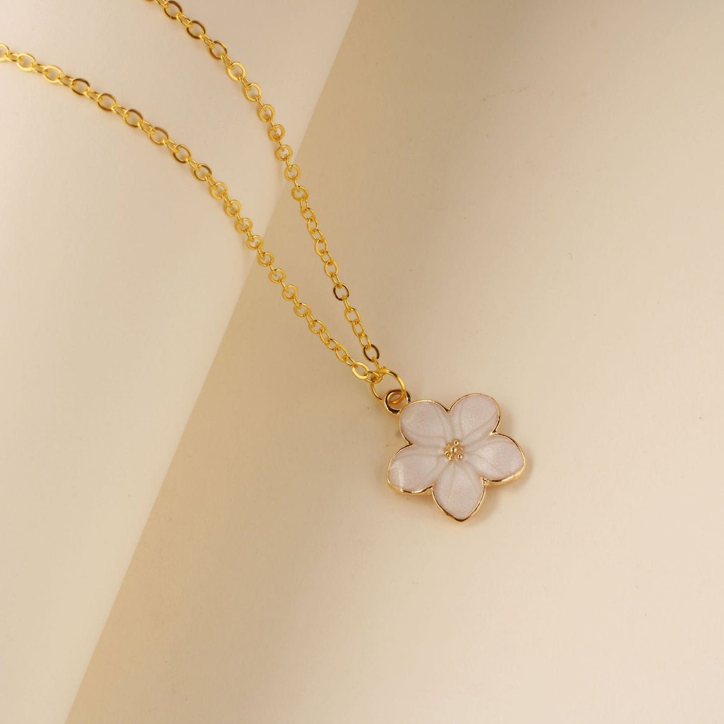Five-Leaf Clover Necklace – Minimalist Summer Jewelry of Luck & Grace