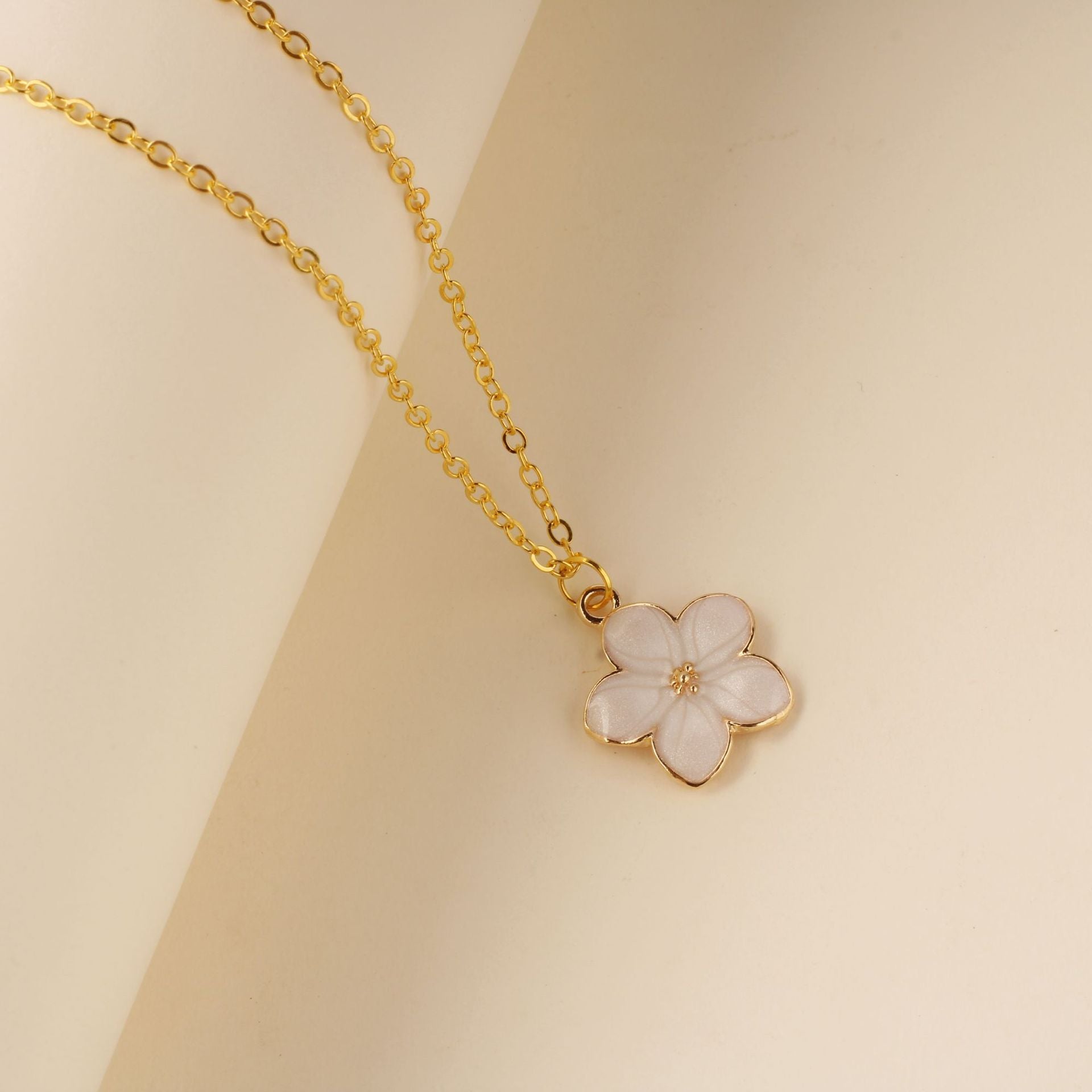 Five-Leaf Clover Necklace – Minimalist Summer Jewelry of Luck & Grace